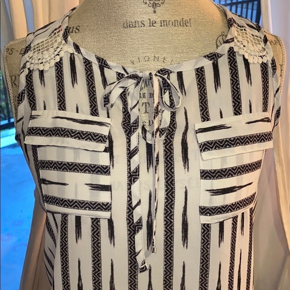 Black, White & Lace Detail sleeveless blouse top S​​ - Picture 2 of 6